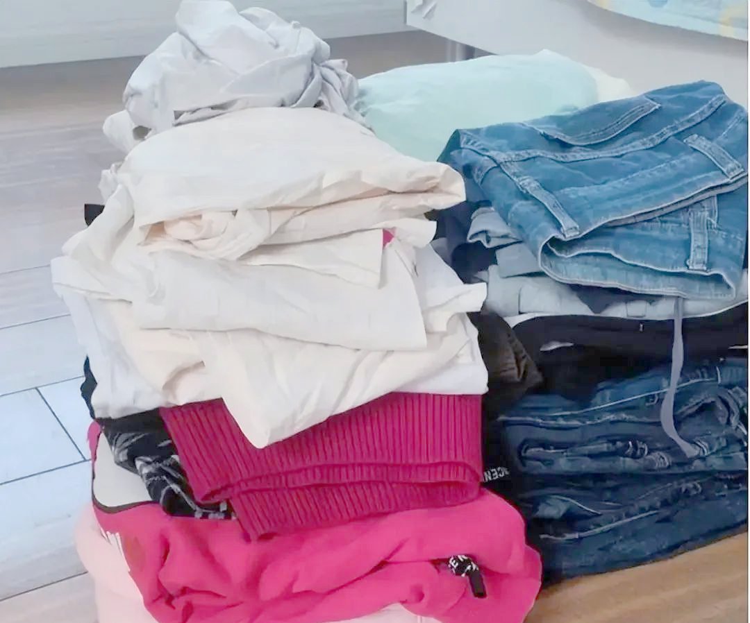 angusmonk's tweet photo. Tired of cluttering up your space Today’s small task: sort 2 old items you don’t use, donate or toss them, and get a clearer, calmer home! https://t.co/ZcarFjA0lF