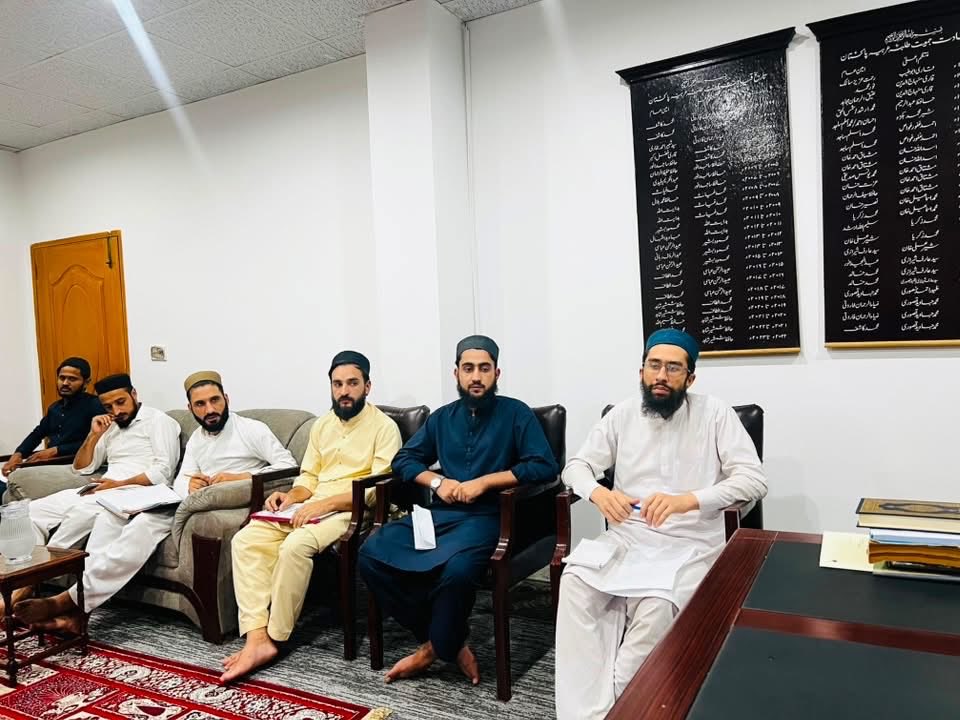 Jtarabiapk1975's tweet photo. لاہور: منتظم اعلیٰ جمعیت طلبہ عربیہ پاکستان برادر حافظ اعجاز الحق کی زیر صدرات مرکزی سیکرٹریٹ اچھرہ لاہور میں مرکزی باڈی کا ماہانہ اجلاس منعقد ہوا۔
ماہانہ کارکردگی کا جائزہ لیا گیا اور آئندہ کے اہداف پر تفصیلی گفتگو ہوئی۔ https://t.co/d3RmHSIqQQ