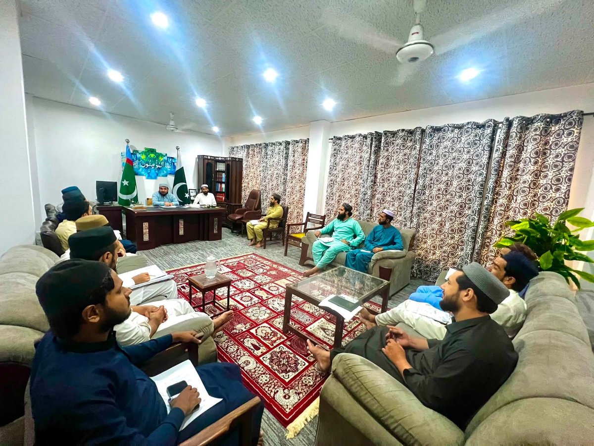 Jtarabiapk1975's tweet photo. لاہور: منتظم اعلیٰ جمعیت طلبہ عربیہ پاکستان برادر حافظ اعجاز الحق کی زیر صدرات مرکزی سیکرٹریٹ اچھرہ لاہور میں مرکزی باڈی کا ماہانہ اجلاس منعقد ہوا۔
ماہانہ کارکردگی کا جائزہ لیا گیا اور آئندہ کے اہداف پر تفصیلی گفتگو ہوئی۔ https://t.co/d3RmHSIqQQ