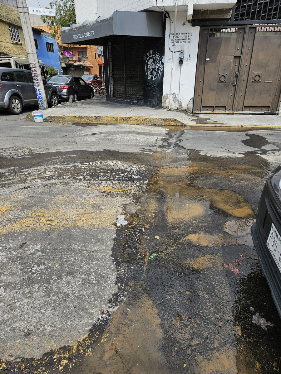 GerardoAlvarad0's tweet photo. Hola @SEGIAGUA y @GobCDMX tenemos una fuga de agua en calle 24 de abril de 1860 esquina con Batalla de Casa Blanca en la colonia Leyes de reforma 3a sección, Iztapalapa https://t.co/4rSf9V4NyG