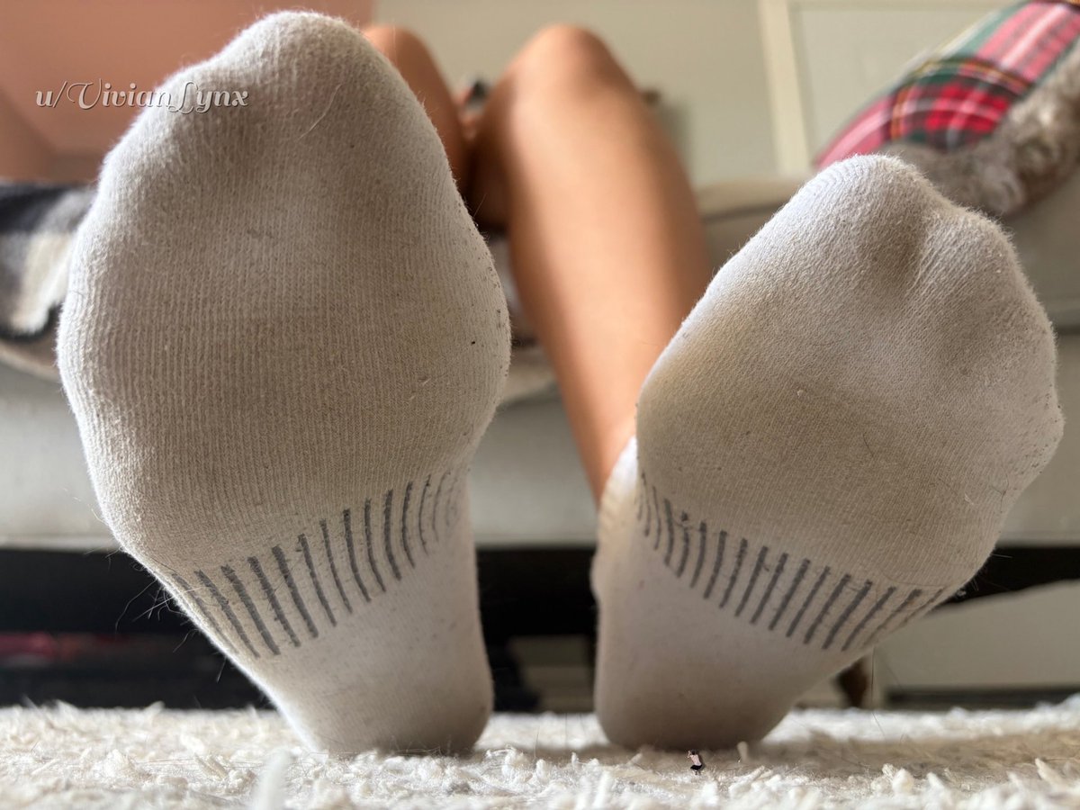 TinySlaveAlex's tweet photo. *I wonder where the Airbnb host has gone?! I’ve been waiting for two hours. He’d better hurry up, because I have better things to do*. 😒🐜 @VivianLynx #giantess #sizetwitter https://t.co/DdrCLptGwF