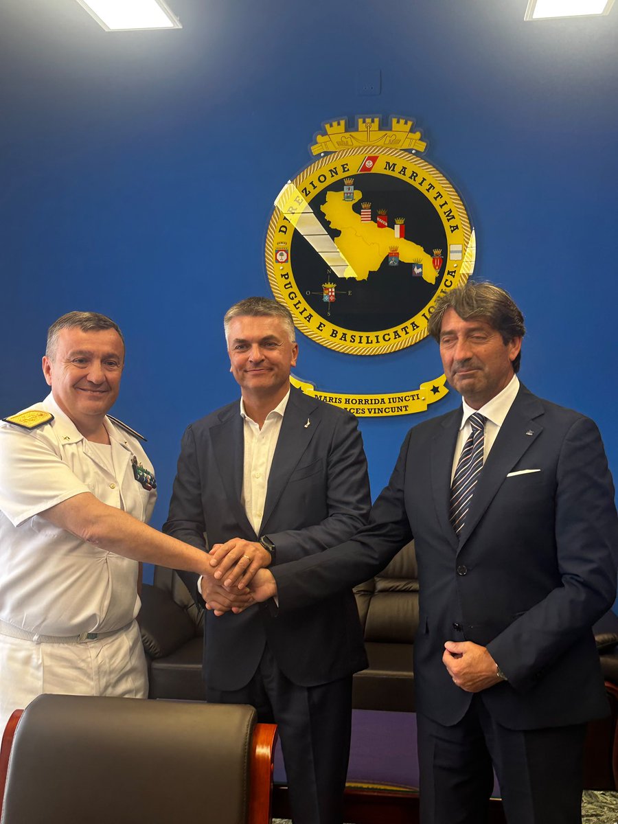 edorixi's tweet photo. In visita alla Direzione Marittima della Capitaneria di Porto - Guardia Costiera di Bari per incontrare l’Ammiraglio Donato De Carolis e il Presidente dell’Autorità di Sistema Portuale del Mare Adriatico Meridionale, Francesco Mastro.

Un’occasione per fare il punto sullo stato di avanzamento degli investimenti e delle grandi opere portuali della #Puglia finanziate dal #MIT. Porti moderni ed efficienti significano più competitività per le nostre imprese, maggiore capacità di attrarre investimenti e un ruolo sempre più centrale dell’Italia nei traffici del Mediterraneo.

Un ringraziamento alle donne e agli uomini della #GuardiaCostiera che, ogni giorno, garantiscono sicurezza in mare e supporto allo sviluppo del nostro sistema marittimo e portuale.

#guardiacostiera #porti