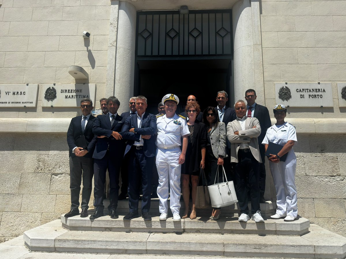 edorixi's tweet photo. In visita alla Direzione Marittima della Capitaneria di Porto - Guardia Costiera di Bari per incontrare l’Ammiraglio Donato De Carolis e il Presidente dell’Autorità di Sistema Portuale del Mare Adriatico Meridionale, Francesco Mastro.

Un’occasione per fare il punto sullo stato di avanzamento degli investimenti e delle grandi opere portuali della #Puglia finanziate dal #MIT. Porti moderni ed efficienti significano più competitività per le nostre imprese, maggiore capacità di attrarre investimenti e un ruolo sempre più centrale dell’Italia nei traffici del Mediterraneo.

Un ringraziamento alle donne e agli uomini della #GuardiaCostiera che, ogni giorno, garantiscono sicurezza in mare e supporto allo sviluppo del nostro sistema marittimo e portuale.

#guardiacostiera #porti