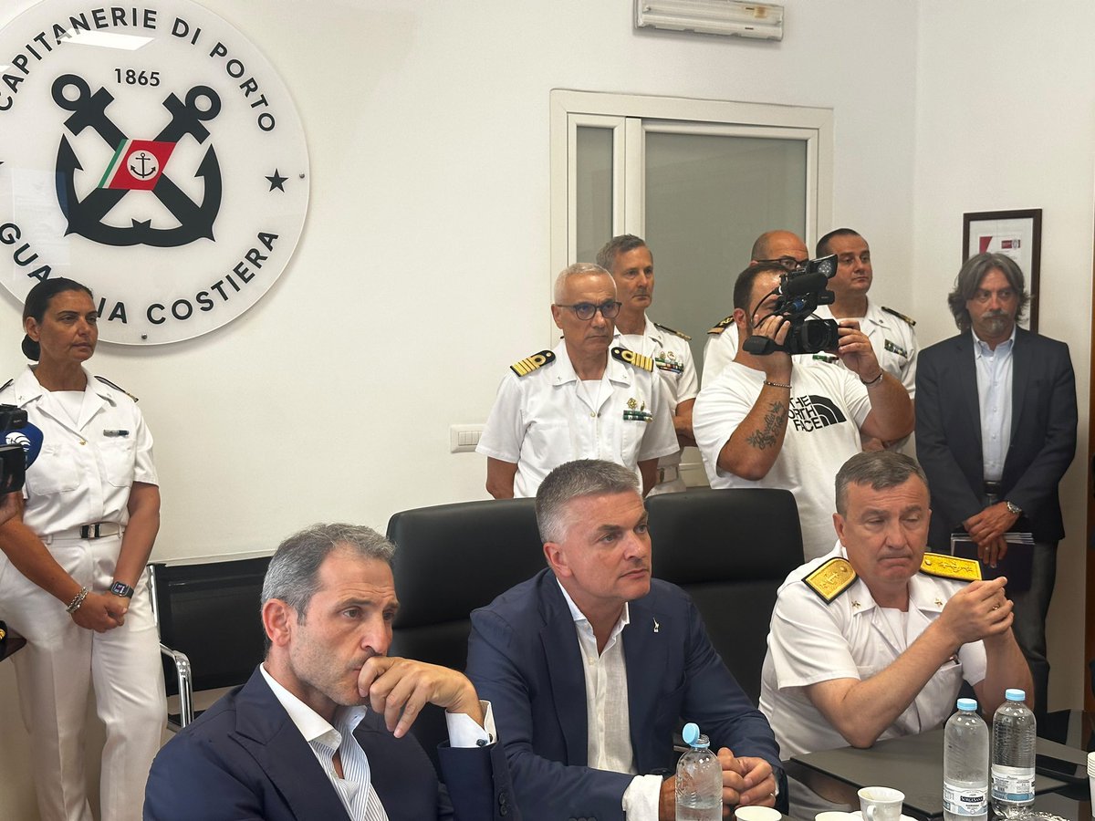 edorixi's tweet photo. In visita alla Direzione Marittima della Capitaneria di Porto - Guardia Costiera di Bari per incontrare l’Ammiraglio Donato De Carolis e il Presidente dell’Autorità di Sistema Portuale del Mare Adriatico Meridionale, Francesco Mastro.

Un’occasione per fare il punto sullo stato di avanzamento degli investimenti e delle grandi opere portuali della #Puglia finanziate dal #MIT. Porti moderni ed efficienti significano più competitività per le nostre imprese, maggiore capacità di attrarre investimenti e un ruolo sempre più centrale dell’Italia nei traffici del Mediterraneo.

Un ringraziamento alle donne e agli uomini della #GuardiaCostiera che, ogni giorno, garantiscono sicurezza in mare e supporto allo sviluppo del nostro sistema marittimo e portuale.

#guardiacostiera #porti