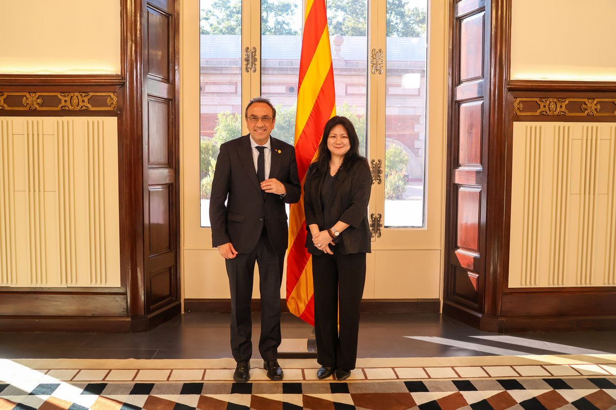 parlamentcat's tweet photo. El president, Josep Rull, rep en audiència la cònsol general de la República Popular de la Xina, Meng Yuhong.

A la trobada també hi han assistit el cònsol general adjunt, Hu Aimin, el cònsol Guo Yukun, i el vicecònsol Wan Zixuan. https://t.co/6oOfo3qtcw