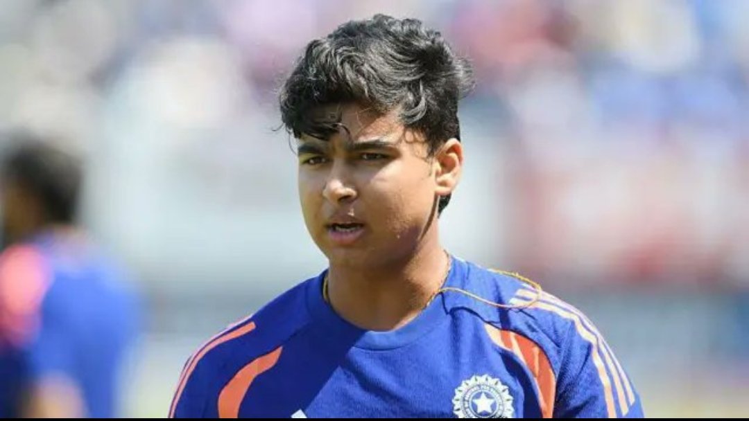 drseemat's tweet photo. बहुत से मूर्खों को कल से ज्ञान देते देख रही हूं कि वैभव को IPL में ही खेलना चाहिए। 13 रन बनाकर फिर फेल हो गया। इसे पाटा पिच चाहिए, संजू सैमसन होता तो सेंचुरी लगाई देता। ब्लॉ ब्लॉ..
ठीक है कि उल्टा सीधा लिखने पर व्यूज मिलते हैं लेकिन तुम्हारी बेवकूफी भी तो जाहिर होती है। जब पूरी टीम में वैभव टॉप स्कोरर हो तो उसे दोष कैसे दे सकते हैं। 13 रन ही सर्वाधिक रहा इस मैच में। जब तक कोई 10-12 मैच नहीं खेलेगा उसे इंटरनेशनल क्रिकेट का अंदाजा नहीं हो सकता।
बेहतर होगा कि पूरी टीम के बारे में सोचो, कोच और कप्तान के बारे में बात करो। बच्चे को अनुभव लेने दो। उसकी पापुलेरिटी से व्यूज मत बटोरो।