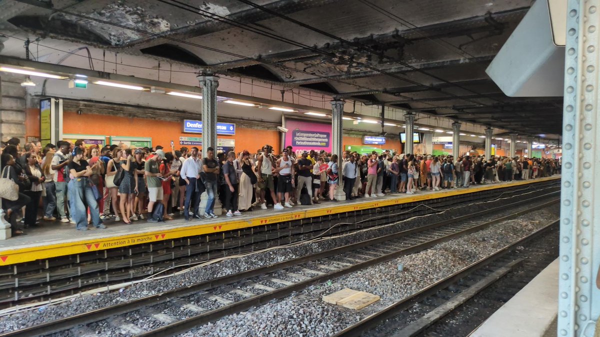 artypop's tweet photo. Le RER B "adapte son offre" en raison des canicules. Le bilan en image. Les voyageurs ne sont pas aussi souples dans leur adaptation. https://t.co/xzUw5RhWbJ