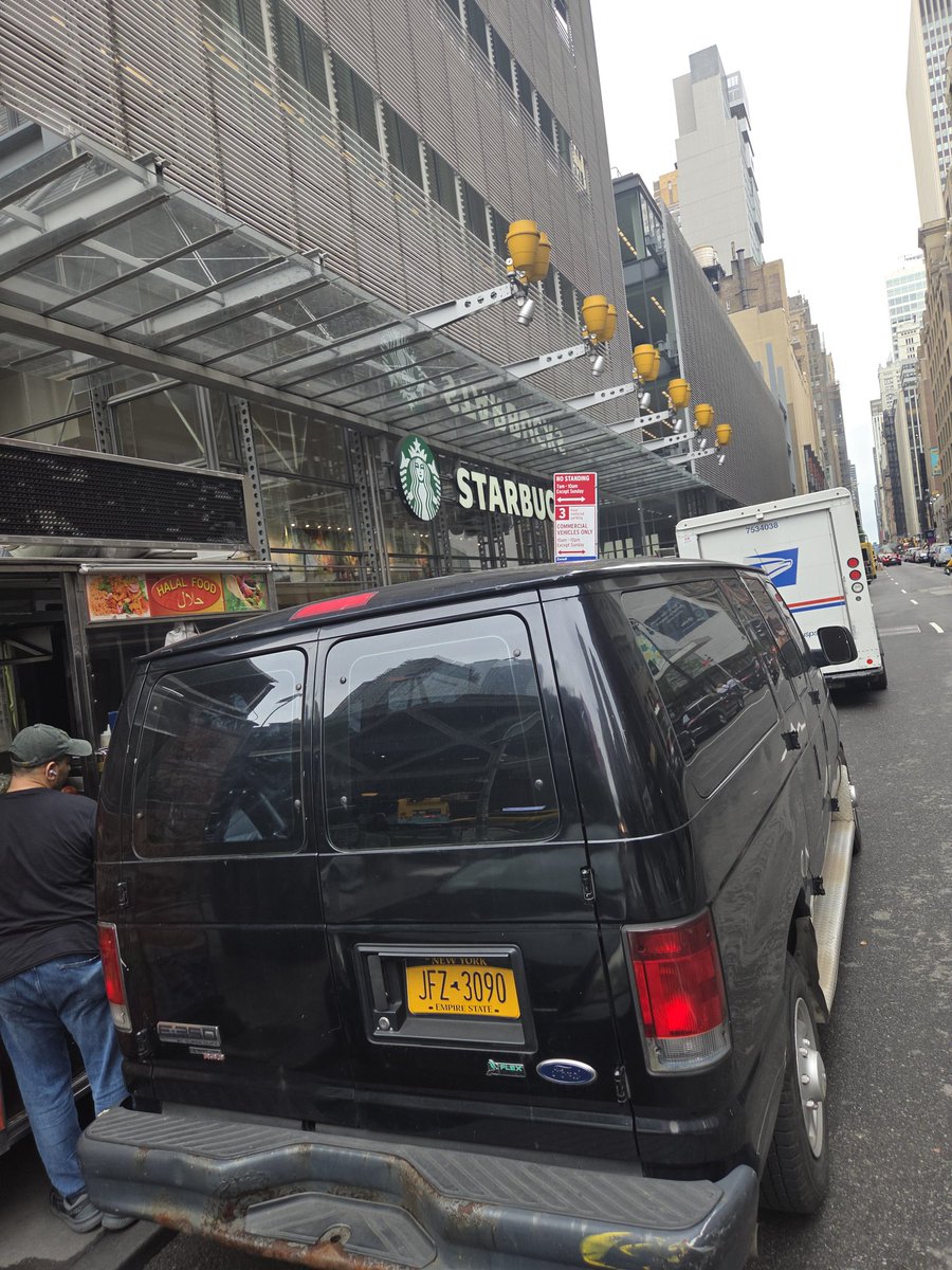 placardabuse's tweet photo. Another #SnatcherVan that was parked illegally in front of the @NYTimes Building while the No Standing zone was in effect.
#PlacardCorruption
#AllTheNewsThatsFitToPrint? https://t.co/RdVeYSDEe9