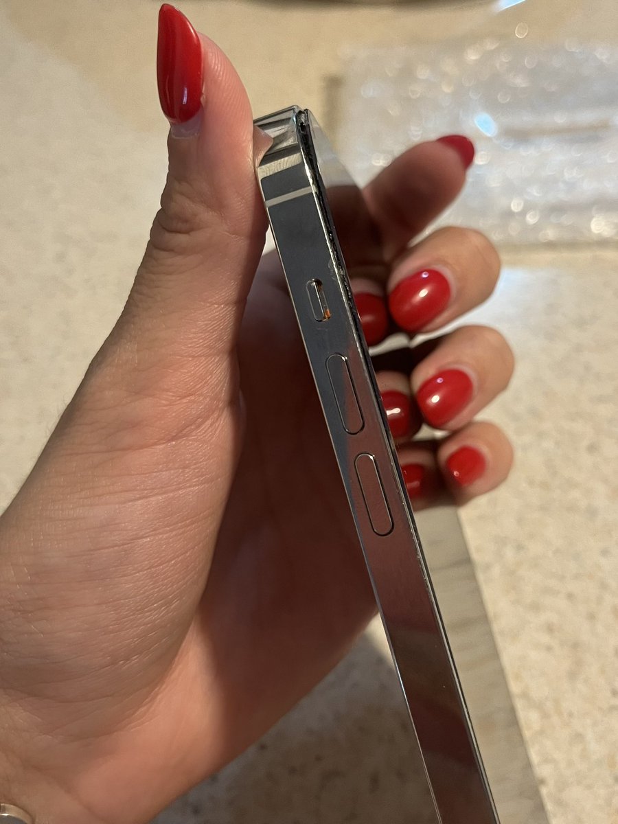 Prisroyval's tweet photo. Súper molesta ya pasó más de un mes y sigo sin recibir el reembolso de un producto que llegó dañado y en pésimas condiciones. He esperado demasiado y sigo sin una solución. AYUDA por favor @amazon https://t.co/hTgVepQh6Y