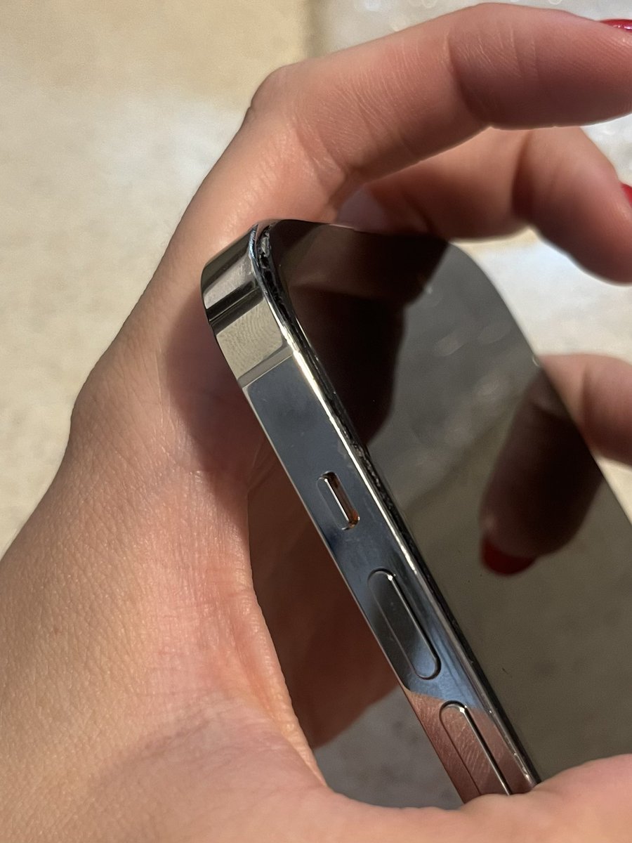 Prisroyval's tweet photo. Súper molesta ya pasó más de un mes y sigo sin recibir el reembolso de un producto que llegó dañado y en pésimas condiciones. He esperado demasiado y sigo sin una solución. AYUDA por favor @amazon https://t.co/hTgVepQh6Y