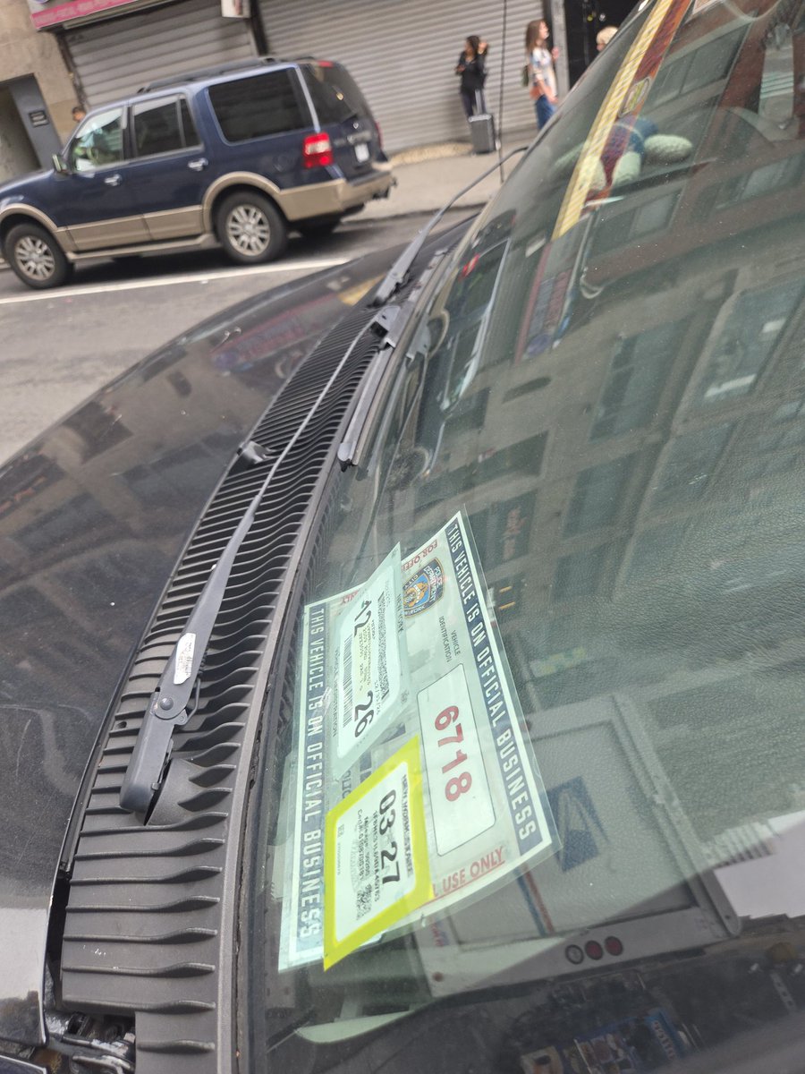 placardabuse's tweet photo. Another #SnatcherVan that was parked illegally in front of the @NYTimes Building while the No Standing zone was in effect.
#PlacardCorruption
#AllTheNewsThatsFitToPrint? https://t.co/RdVeYSDEe9