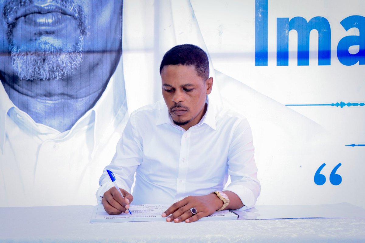 MOISOMALIA's tweet photo. Minister of @MOISOMALIA, Abdifitah Qasim, today visited the condolence venue for the late Imam Mohamed Yusuf , where he also signed the book of condolences. And extended his heartfelt condolences to the late Imam's family, relatives, &amp; the entire Somali people. https://t.co/m6rupAVyuJ