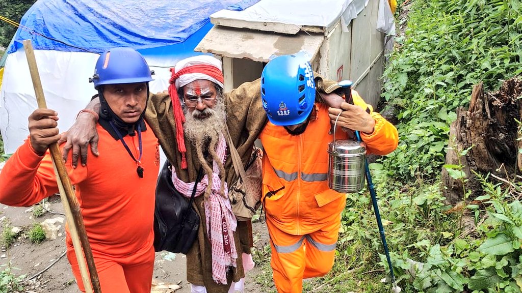 14bnssb's tweet photo. #SSB MRT, in coordination with #SDRF, swiftly rescued Laxmi Mukhiy (64), Ayodhya, at #Railpathri after he developed breathing distress. Following immediate PHT, he was safely evacuated to the State Medical Camp, Railpathri.
Answering Every Call. Protecting Every Life. https://t.co/nnWWmACMV5