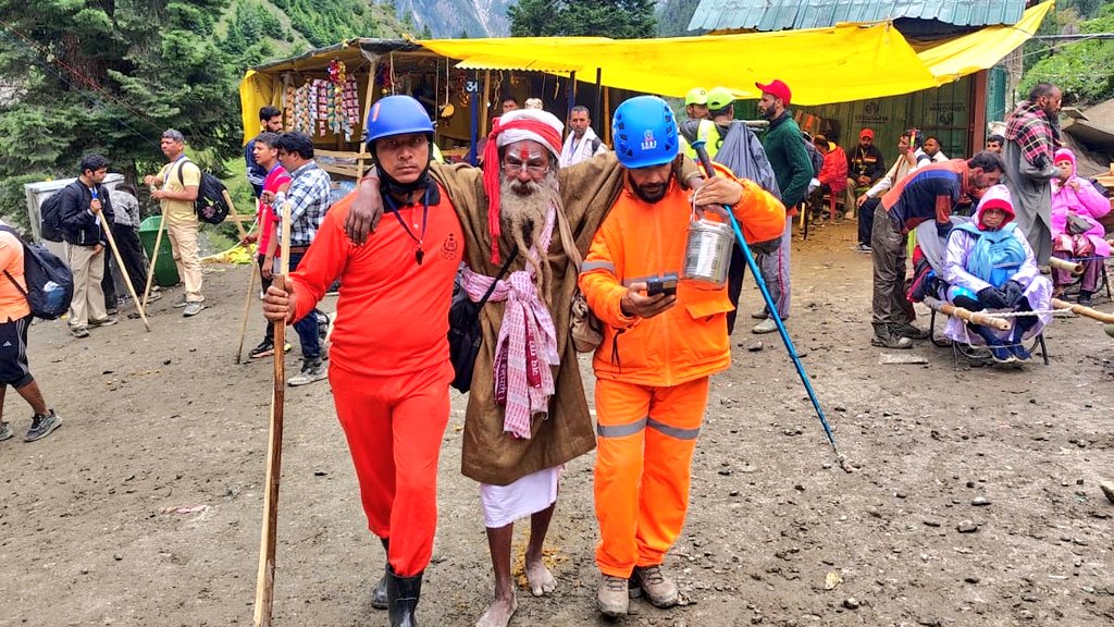 14bnssb's tweet photo. #SSB MRT, in coordination with #SDRF, swiftly rescued Laxmi Mukhiy (64), Ayodhya, at #Railpathri after he developed breathing distress. Following immediate PHT, he was safely evacuated to the State Medical Camp, Railpathri.
Answering Every Call. Protecting Every Life. https://t.co/nnWWmACMV5