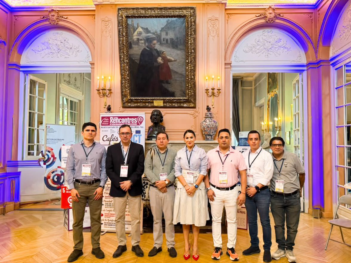 CarlosAmayaR's tweet photo. Llegamos al principal evento que nos convoca en París 🇫🇷🤩.

Hoy y mañana estaremos participando, como parte de la comisión que representa a Colombia, en los Rencontres de l’Action Internationale des Collectivités Territoriales (RAICT). 

El encuentro más importante de cooperación internacional entre gobiernos territoriales, organizado por Cités Unies France, que reúne a mandatarios de ciudades, departamentos y regiones del mundo para promover alianzas estratégicas. 

Este escenario nos permitirá posicionar al departamento ante potenciales socios internacionales interesados en desarrollar proyectos conjuntos de intercambio institucional e innovación pública.

En la jornada de hoy sostuvimos una conversación con Stephen Hervé, alcalde de Bondy, para avanzar en alianzas territoriales. 

Mañana tenemos una agenda prevista en este encuentro junto a Djillali Lahiani, alcalde adjunto de Toulouse, y Michaël Delafosse, alcalde de Montpellier y presidente de Cités Unies France, con el propósito de consolidar acuerdos que impulsen el desarrollo sostenible y la proyección internacional de Boyacá 💚.