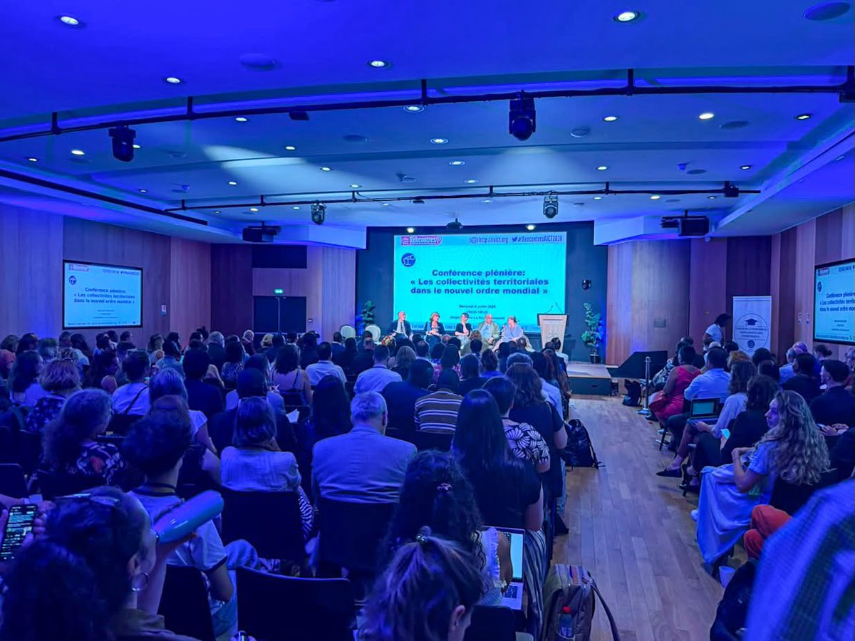 CarlosAmayaR's tweet photo. Llegamos al principal evento que nos convoca en París 🇫🇷🤩.

Hoy y mañana estaremos participando, como parte de la comisión que representa a Colombia, en los Rencontres de l’Action Internationale des Collectivités Territoriales (RAICT). 

El encuentro más importante de cooperación internacional entre gobiernos territoriales, organizado por Cités Unies France, que reúne a mandatarios de ciudades, departamentos y regiones del mundo para promover alianzas estratégicas. 

Este escenario nos permitirá posicionar al departamento ante potenciales socios internacionales interesados en desarrollar proyectos conjuntos de intercambio institucional e innovación pública.

En la jornada de hoy sostuvimos una conversación con Stephen Hervé, alcalde de Bondy, para avanzar en alianzas territoriales. 

Mañana tenemos una agenda prevista en este encuentro junto a Djillali Lahiani, alcalde adjunto de Toulouse, y Michaël Delafosse, alcalde de Montpellier y presidente de Cités Unies France, con el propósito de consolidar acuerdos que impulsen el desarrollo sostenible y la proyección internacional de Boyacá 💚.
