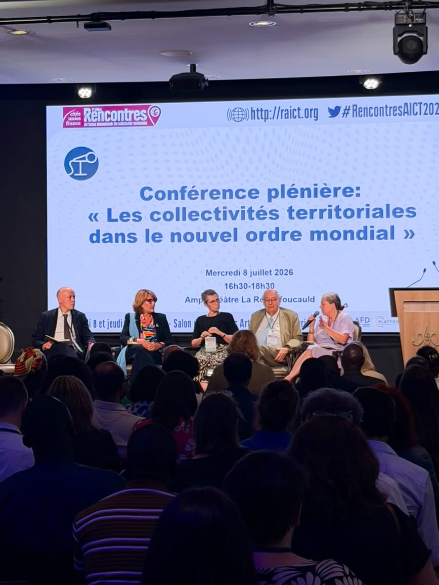 CarlosAmayaR's tweet photo. Llegamos al principal evento que nos convoca en París 🇫🇷🤩.

Hoy y mañana estaremos participando, como parte de la comisión que representa a Colombia, en los Rencontres de l’Action Internationale des Collectivités Territoriales (RAICT). 

El encuentro más importante de cooperación internacional entre gobiernos territoriales, organizado por Cités Unies France, que reúne a mandatarios de ciudades, departamentos y regiones del mundo para promover alianzas estratégicas. 

Este escenario nos permitirá posicionar al departamento ante potenciales socios internacionales interesados en desarrollar proyectos conjuntos de intercambio institucional e innovación pública.

En la jornada de hoy sostuvimos una conversación con Stephen Hervé, alcalde de Bondy, para avanzar en alianzas territoriales. 

Mañana tenemos una agenda prevista en este encuentro junto a Djillali Lahiani, alcalde adjunto de Toulouse, y Michaël Delafosse, alcalde de Montpellier y presidente de Cités Unies France, con el propósito de consolidar acuerdos que impulsen el desarrollo sostenible y la proyección internacional de Boyacá 💚.