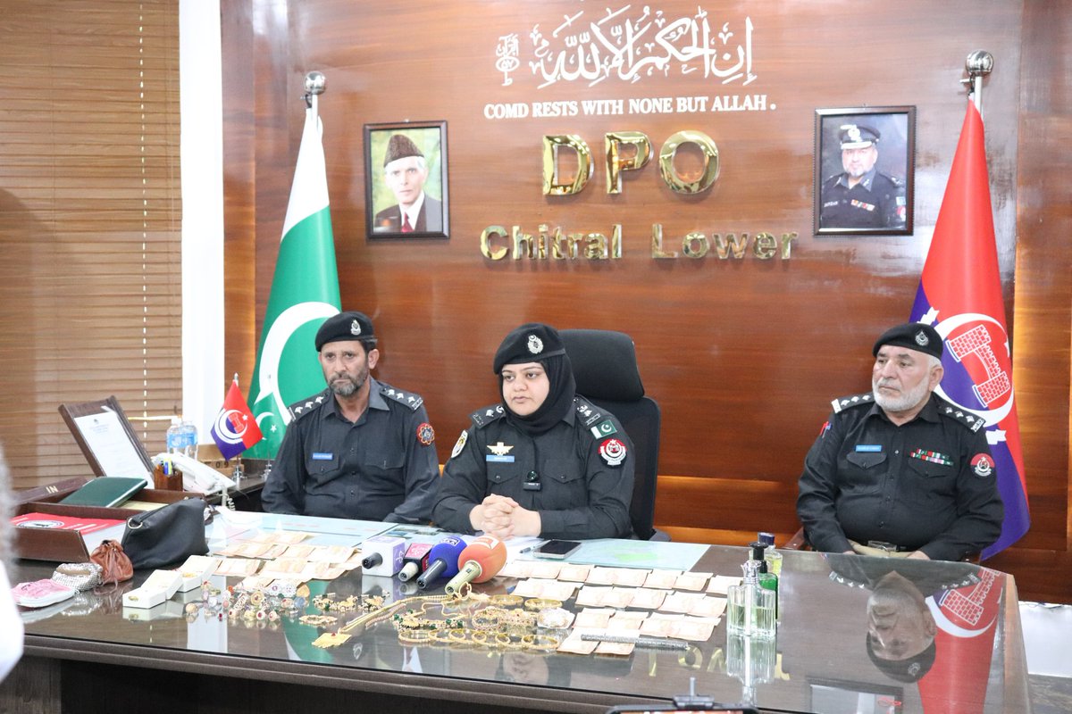 ChitralPolice's tweet photo. لوئر چترال پولیس کی بڑی کامیابی: زرگراندہ اندھے چوری کیس ٹریس، مرکزی ملزم رقیب گل گرفتار۔ جدید سائنسی تفتیش، سی سی ٹی وی فوٹیج اور تکنیکی شواہد کی مدد سے کارروائی کرتے ہوئے 37.29 لاکھ روپے مالیت کی نقد رقم، طلائی زیورات اور دیگر مسروقہ سامان برآمد کر لیا گیا.
DPO Lower Chitral. https://t.co/TY7nkiX4kX