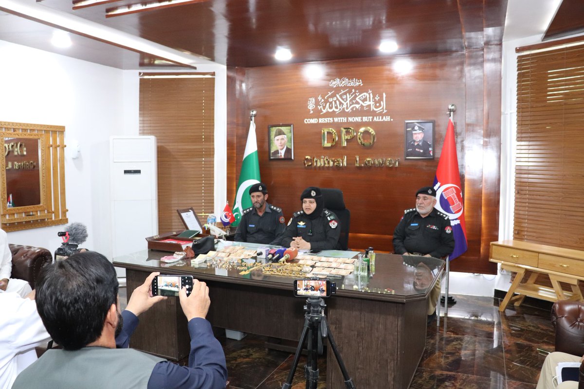 ChitralPolice's tweet photo. لوئر چترال پولیس کی بڑی کامیابی: زرگراندہ اندھے چوری کیس ٹریس، مرکزی ملزم رقیب گل گرفتار۔ جدید سائنسی تفتیش، سی سی ٹی وی فوٹیج اور تکنیکی شواہد کی مدد سے کارروائی کرتے ہوئے 37.29 لاکھ روپے مالیت کی نقد رقم، طلائی زیورات اور دیگر مسروقہ سامان برآمد کر لیا گیا.
DPO Lower Chitral. https://t.co/TY7nkiX4kX
