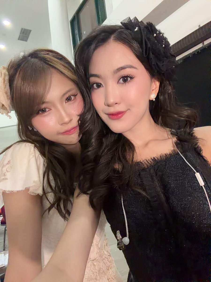 Greesel_JKT48's tweet photo. terima kasih banyakk untuk 9 show theater sementara, akhirnya rangkaian acara ini telah selesai!! terima kasih banyak untuk antusiasnya semuanyaa🤍 senang sekali bisa bertemu kalian semua baik di theater ataupun event MnG🫶🏻 next kita bertemu di Solo yahh habis inii, semuanya jaga kesehatan kalian yaa semoga kita bisa segera berjumpa lagii LOVE Y’ALL XOXO🤍🤍🤍
