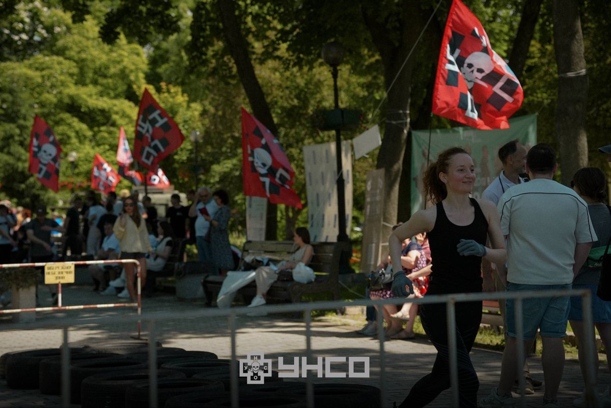 UNA_UNSO_'s tweet photo. За підтримки Роти УНСО, у складі Тактичної групи «Реванш», у Києві, в парку Шевченка, відбулися спортивні змагання між колективами акторів театру та кіно. https://t.co/aHw1aSLJOK