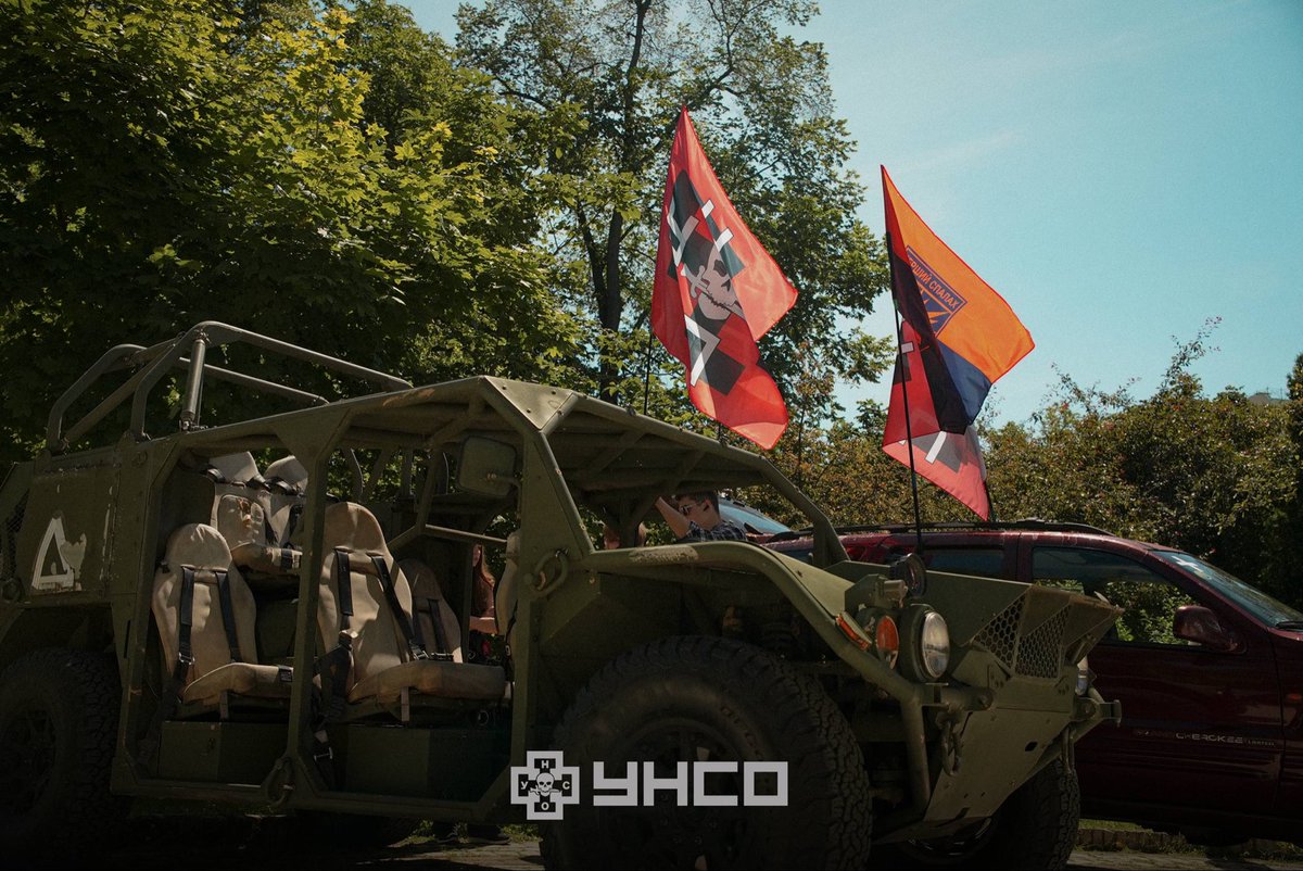 UNA_UNSO_'s tweet photo. За підтримки Роти УНСО, у складі Тактичної групи «Реванш», у Києві, в парку Шевченка, відбулися спортивні змагання між колективами акторів театру та кіно. https://t.co/aHw1aSLJOK