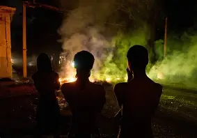 _NOALCOMUNISMO's tweet photo. Sin luz, sin comida y sin miedo: La Habana sigue en las calles contra el régimen
La Habana volvió a protestar la noche del martes con cacerolazos, quema de basura y gritos de libertad en medio de apagones que superan las 72 horas en varias provincias. https://t.co/TzMWPjfbIi