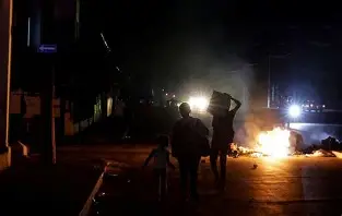 _NOALCOMUNISMO's tweet photo. Sin luz, sin comida y sin miedo: La Habana sigue en las calles contra el régimen
La Habana volvió a protestar la noche del martes con cacerolazos, quema de basura y gritos de libertad en medio de apagones que superan las 72 horas en varias provincias. https://t.co/TzMWPjfbIi