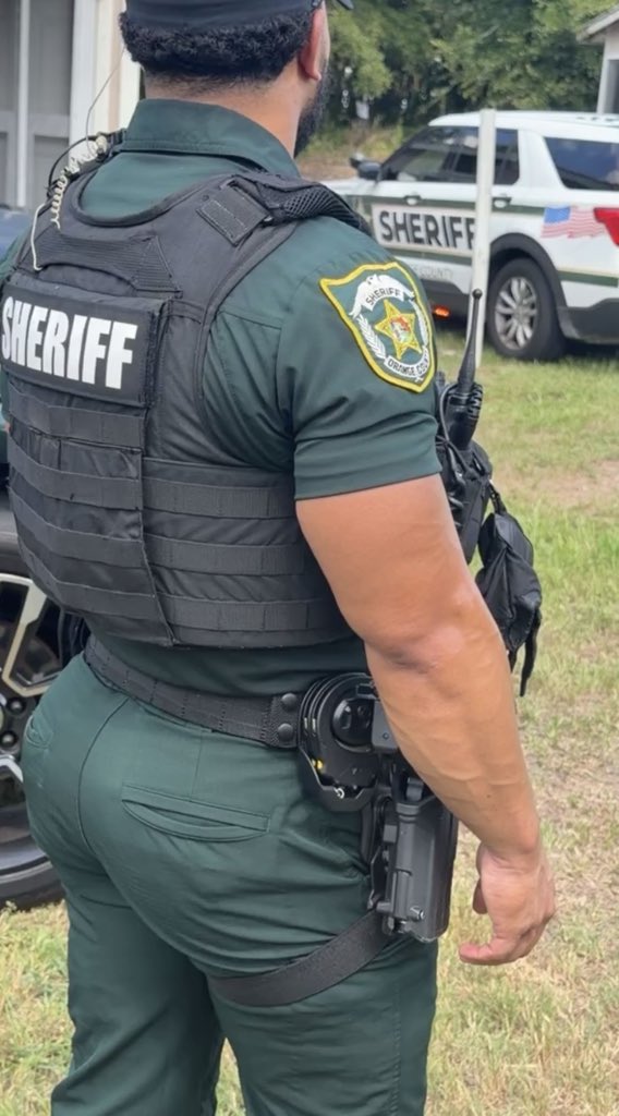 cooliofressh's tweet photo. I’m watching this live back home in Florida, omg look at this cop lol https://t.co/gY8ke8Gl4b
