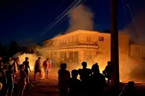 _NOALCOMUNISMO's tweet photo. Sin luz, sin comida y sin miedo: La Habana sigue en las calles contra el régimen
La Habana volvió a protestar la noche del martes con cacerolazos, quema de basura y gritos de libertad en medio de apagones que superan las 72 horas en varias provincias. https://t.co/TzMWPjfbIi