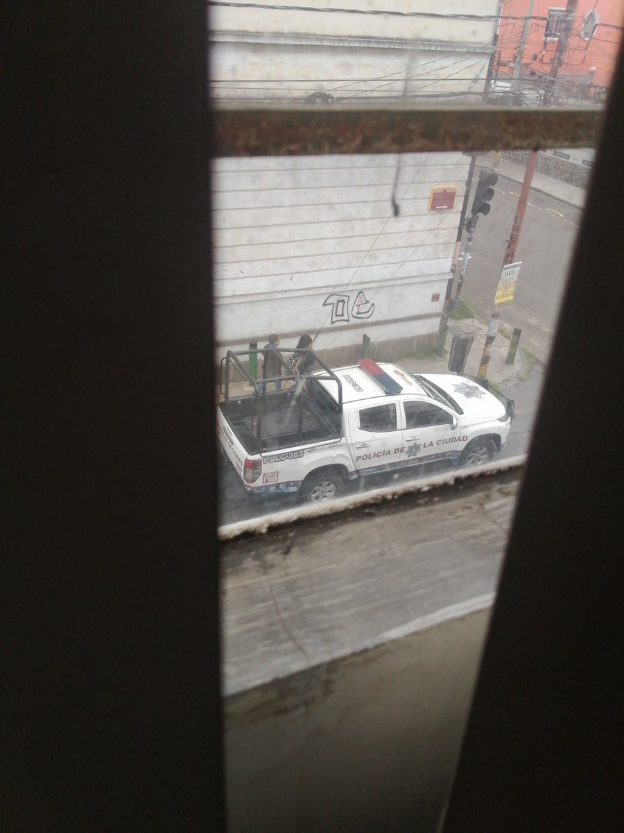 andrespandi's tweet photo. Se solicita apoyo estamos siendo acosados y violentados en nuestro derecho al uso de agua, que la quieren cortar, en la 13 poniente 1301 barrio de Santiago puebla, estos individuos estan apoyados por esta patrulla @SSPGobPue @CDHPuebla @carlosmartinh https://t.co/cZJM5fyjp4