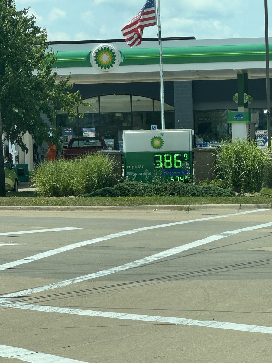 JdJewett's tweet photo. 40 mile apart and this is the difference in gas prices, ridiculous!! https://t.co/VobYYbuNJD