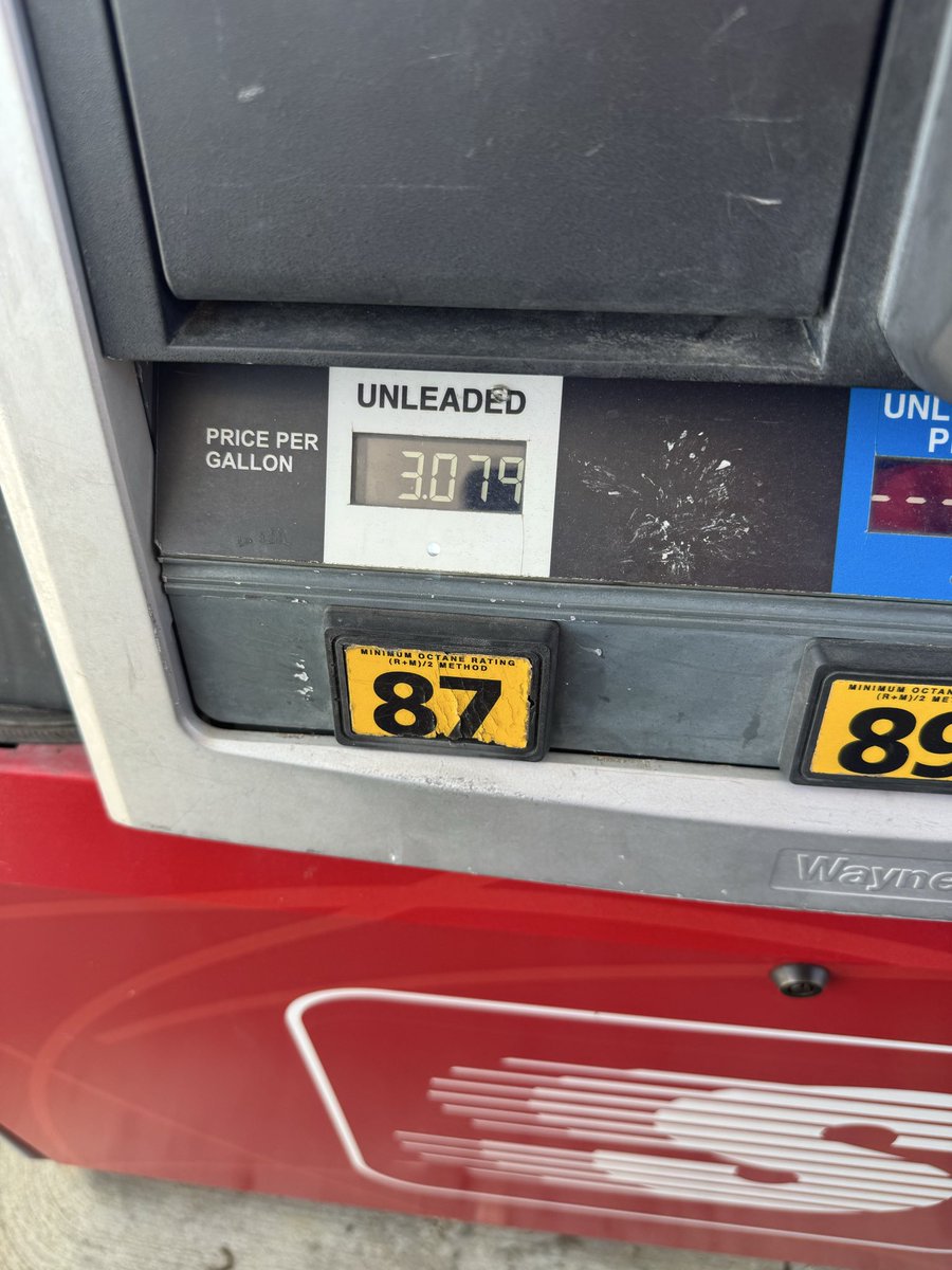 JdJewett's tweet photo. 40 mile apart and this is the difference in gas prices, ridiculous!! https://t.co/VobYYbuNJD