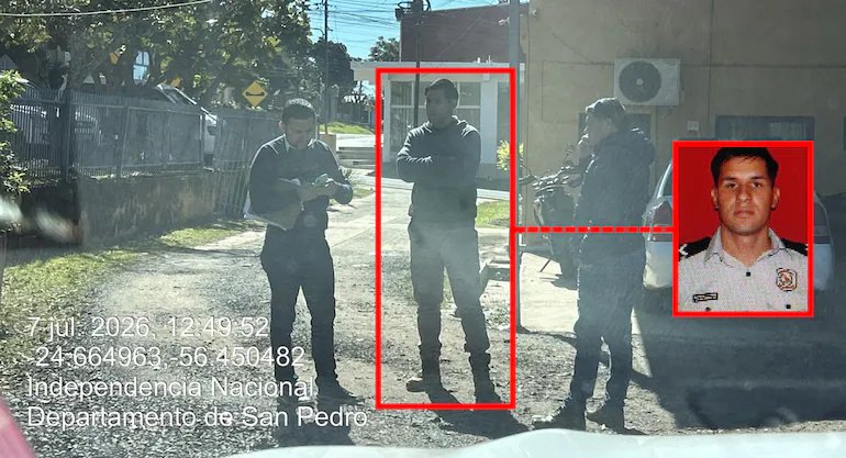CuartoPoder_Py's tweet photo. 🔴¿COMISARÍA O AGUANTADERO?ENCUENTRAN SU AUTO ROBADO EN LA COMISARÍA Y LOS MISMOS AGENTES SE LO VUELVEN A ROBAR

◾Hay historias que superan a la ficción, y luego están los manuales de "procedimiento" de algunos agentes de la Policía Nacional. El escenario de este nuevo e insólito dolor de cabeza institucional fue la Comisaría 8ª de la ciudad de San Estanislao, más conocida como Santaní, en el departamento de San Pedro. Allí, lo que debía ser un trámite de rutina para recuperar un vehículo robado terminó convirtiéndose en una escena digna de una comedia de enredos, pero con uniformados reales y un descaro digno de un premio internacional.

◾Todo comenzó el pasado 8 de marzo en la ciudad brasileña de Guaíra, justo frente a Saltos del Guairá. En un descuido, un flamante Volkswagen Tera, color rojo, año 2025 y con chapa TBY7F38, propiedad de la empresa de alquiler Movida Participações SA, "cambió de dueño" sin consentimiento. Los delincuentes, precavidos ellos, se encargaron de arrancarle el sistema de GPS principal para borrar cualquier rastro. Lo que nunca se imaginaron es que el automóvil contaba con un rastreador alternativo que, aunque funcionaba de forma intermitente, decidió despertar justo en el peor —o mejor— momento posible.
El dispositivo cobró vida y arrojó una ubicación que parecía un chiste de mal gusto: el coche estaba estacionado, plácidamente, en el predio de la mismísima Comisaría 8ª de Santaní. 
Armado de paciencia y con la tecnología a su favor, el abogado Jonathan Gómez Nicolino, representante de la firma brasileña, se trasladó hasta el lugar para hacer valer la ley. Al llegar, se frotó los ojos para confirmar que no estaba alucinando: el auto rojo estaba allí, estacionado al lado de una patrullera oficial.

◾Gómez Nicolino comenzó a dialogar con el policía que en ese momento custodiaba o usaba el rodado, identificado como el suboficial ayudante Denis René Olmedo Cubilla, un joven de 24 años recién egresado en la promoción 2024. Mientras el abogado intentaba explicarle la procedencia ilegal del automóvil a este oficial vestido de civil, ocurrió el giro cinematográfico de la jornada. Ante la mirada atónita del profesional, una pareja compuesta por un hombre y una mujer, presuntamente camaradas de la misma oficina de Investigaciones, se subieron al Volkswagen de manera imprevista, encendieron el motor y aceleraron a fondo, dándose a la fuga con el botín ante las propias cámaras de seguridad del denunciante.

◾Para rematar el acto de magia, cuando los superiores le preguntaron al joven suboficial Olmedo sobre el paradero del vehículo que hace instantes tenía bajo su cuidado, este simplemente aplicó el clásico libreto de "yo no sé nada" y se desentendió por completo del asunto. Al día de hoy, el auto robado en Brasil ha logrado la hazaña de desaparecer por segunda vez, pero ahora bajo el presunto auspicio policial.

◾La Comandancia de la @policia_py Nacional, que explícitamente tiene prohibido el uso de autos ilegales o "mau" por parte de sus efectivos, tuvo que derivar el bochornoso caso a la Dirección General de Asuntos Internos. Ahora, un equipo especial intentará identificar a los dos "rpidos y furiosos" uniformados que huyeron con el coche. Lamentablemente, este no es un hecho aislado. El año pasado, en Ciudad del Este, ocurrió una copia exacta de este libreto cuando unos policías huyeron en una camioneta Jeep robada justo cuando sus dueños iban a recuperarla. Al parecer, en ciertas comisarías, el lema de "proteger y servir" se ha transformado en "encontrar y esconder".
Vía @ABCDigital