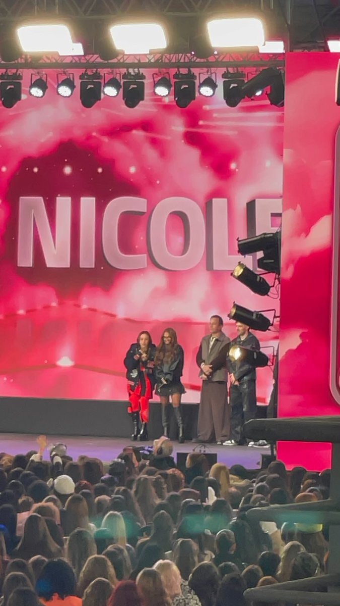 aspidzone's tweet photo. NICKI NICOLE, ANGELA TORRES Y MARTIN CIRIO EN LA PRESENTACIÓN DE POPSTARS 🎤 #Popstars #Telefe https://t.co/Wf7Mth0Ksw