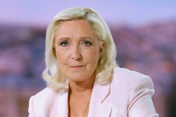 JFranAlbert's tweet photo. Marine Le Pen, condenada por malversación de fondos públicos, será la candidata de la extrema derecha francesa en 2027.

La Justicia la declaró culpable de desviar millones de euros de fondos públicos europeos.

Este parece el recorrido natural de los líderes ultras: ser criminales condenados.