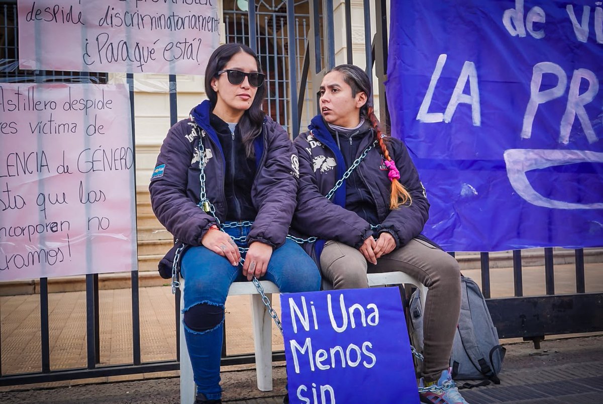 NicolasdelCano's tweet photo. Trabajadoras del Astillero Río Santiago, víctimas de violencia de género, se encadenan frente a la Gobernación bonaerense para reclamar su reincorporación inmediata.

Junto a organizaciones feministas, sociales, políticas y estudiantiles, montaron un acampe frente a Casa de Gobierno y denunciaron que el gobierno provincial habla de defender los derechos de las mujeres mientras deja a trabajadoras y sus familias en la calle.

“Ni una menos sin trabajo” es la consigna que une este reclamo contra los despidos discriminatorios y por el derecho a su puesto de trabajo.

@Kicillofok tiene que dar una respuesta urgente y garantizar la reincorporación de Verónica y Victoria.

La jornada de lucha continuará con actividades culturales y una asamblea feminista junto a las organizaciones solidarias.

Familias en la calle, nunca más. Reincorporación ya.