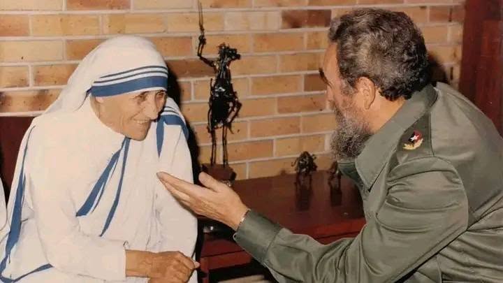 FSoldadodeIdeas's tweet photo. #FidelCastro recibe a la Madre Teresa de Calcuta, Premio Nobel de la Paz, el 8 de julio de 1986.

https://t.co/tmKApfuF0Q
#100AñosConFidel #Cuba  
#SomosContinuidad #RevoluciónCubana https://t.co/IMUrXJc2OX