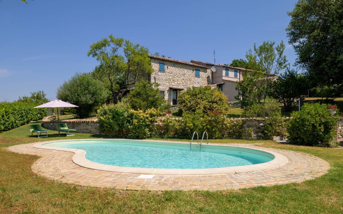 italianhouses's tweet photo. 🏡🌿Spectacular farmhouse near #Acqualagna
🏊Panoramic pool
🌲Treehouse retreat
🌳2.5ha of land
💶€840,000
❓Poolside views or treehouse escapes?
https://t.co/N6F7Lrch4T
#PropertyItaly #Marche #PesaroUrbino #Cagli https://t.co/08y46YkToE