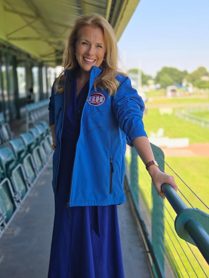BBCBargainHunt's tweet photo. 🔨 Bid on exclusive BH goodies and experiences in our @BBCCiN auction this Saturday:
🔴🔵 Signed red and blue BH jackets (large)
⭐ A life-size Anita Manning cardboard cutout with a signed message
🎁 A BH goodie bag
👉 Register to browse and bid now: https://t.co/B1fcy4HgxA ✨ https://t.co/9QthXYsxD8