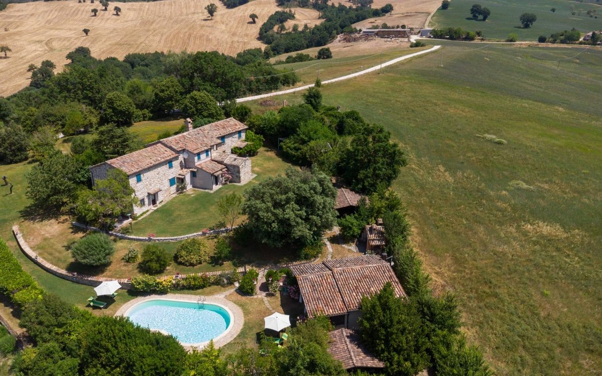 italianhouses's tweet photo. 🏡🌿Spectacular farmhouse near #Acqualagna
🏊Panoramic pool
🌲Treehouse retreat
🌳2.5ha of land
💶€840,000
❓Poolside views or treehouse escapes?
https://t.co/N6F7Lrch4T
#PropertyItaly #Marche #PesaroUrbino #Cagli https://t.co/08y46YkToE