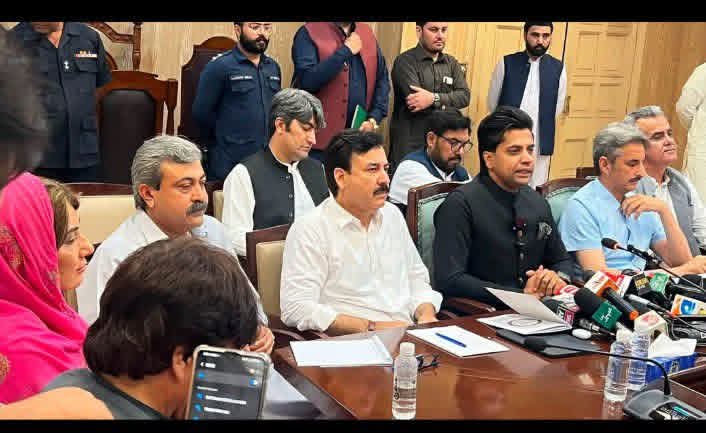 javedbuneri4's tweet photo. ہم ہوئے، تم ہوئے کہ میرؔ ہوئے
اس کی زلفوں کے سب اسیر ہوئے۔

ماشاءاللہ! خیبر پختونخوا اسمبلی میں موجود مختلف سیاسی جماعتوں کے نمائندے، جن میں تحریک انصاف، مسلم لیگ، نیشنل پارٹی اور پیپلز پارٹی شامل ہیں، جب اپنی مراعات کا معاملہ آتا ہے تو سب اختلافات بھلا کر ایک ساتھ پریس کانفرنس https://t.co/LuQoKLIuSA