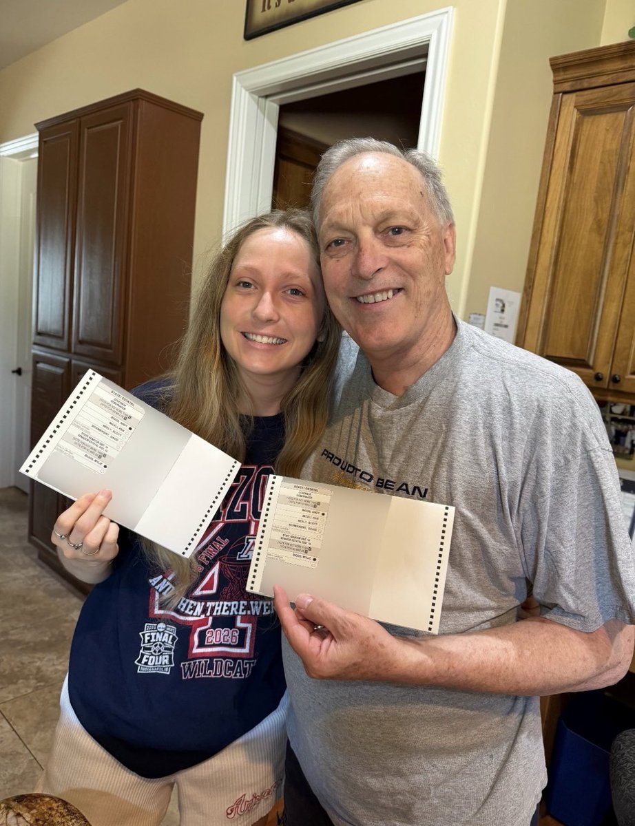 MylieBiggs's tweet photo. Casting my vote this cycle for my dad as Governor of Arizona. Cool and fun! 🤠

Arizona has the opportunity to elect someone prepared, experienced, faithful, dedicated, smart, and kinda funny. 🦅

How lucky!
Vote Biggs!!🇺🇸
@andybiggs4az https://t.co/YrlJpA2Y7i