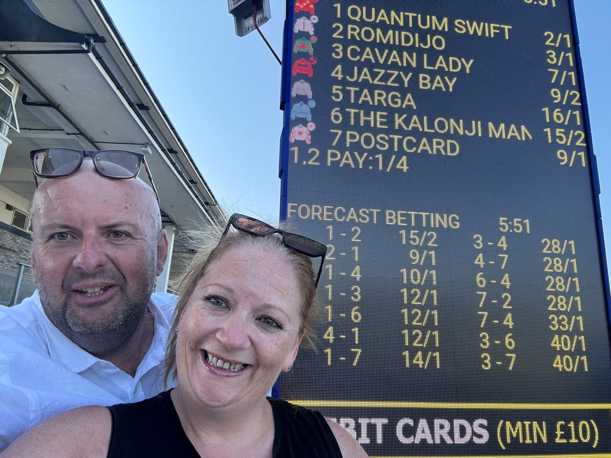 StarSports_Bet's tweet photo. @kemptonparkrace @BenStarSports @KaanHughes 🏴󠁧󠁢󠁷󠁬󠁳󠁿 ‘Lofty’ (@MartinChapman12), Clare, Russ &amp; Alex are all in action for a glorious evening ahead at @Chepstow_Racing!

Pop by and say hello if you’re on course, with away tracks &amp; sports bets accepted!

18+ | GambleAware https://t.co/IhYbzOhQtP