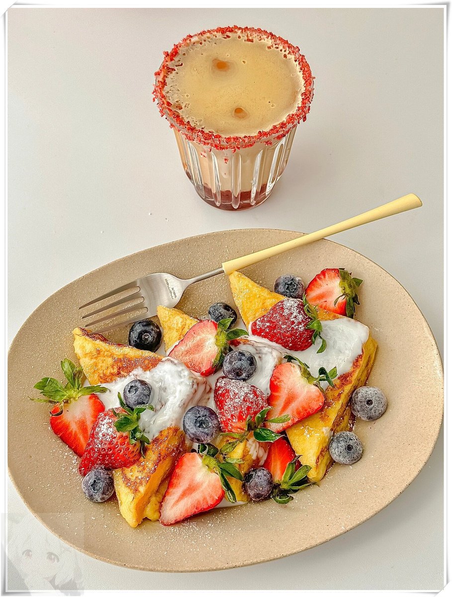 KleinAnnilein's tweet photo. [Breakfast win: Fluffy toast topped with fresh strawberries and a dollop of creamy peanut butter—simple, sweet, and fuel for the whole morning! ] https://t.co/omyjWgBAdU