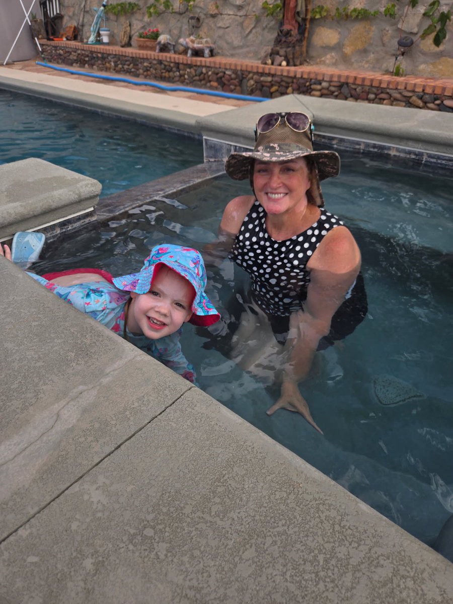CatPosey's tweet photo. Family time on the 4th. God Bless America! https://t.co/45TdKKTahR
