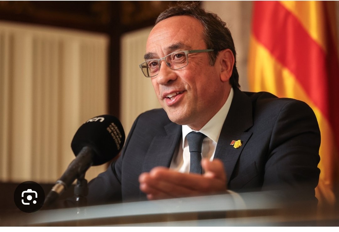 bsubsu14's tweet photo. Això de que el David Cid faci mofa de la resta dels diputats amb el "tin Head" - paper de plata sobre el cap- per referir-se a que aquests són uns paranoics , em fa l'efecte que na @LauraBorras no ho hauria permès.
En canvi  tenim un president del Parlament q li riu les gracietes https://t.co/6qoWJSamKm