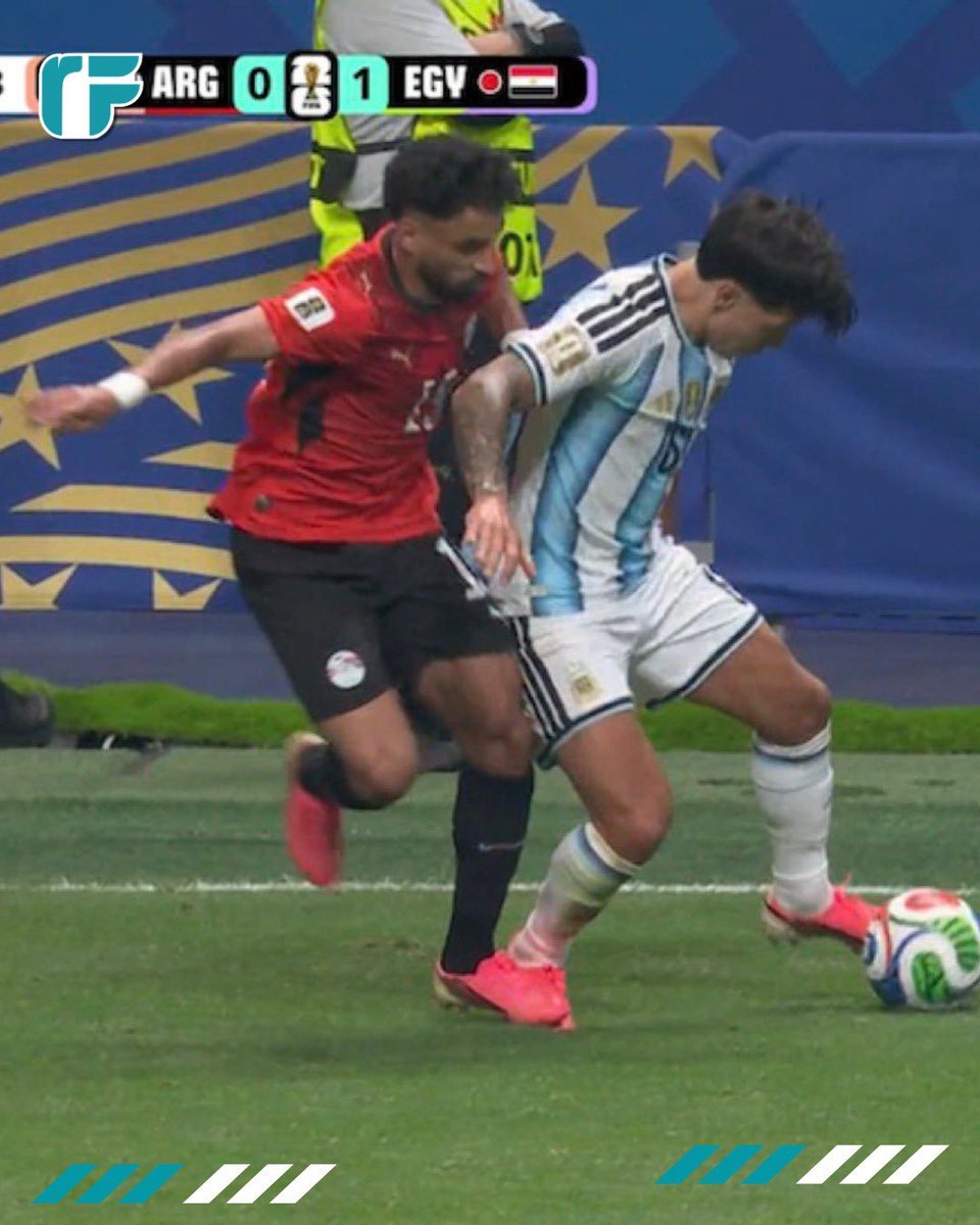 Nicozzoni's tweet photo. @AlfonsoCardena4 @EmmaRincon Es simple si gracias a la falta se produce el gol se anula el gol, si en esa jugada hubiesen cortado la jugada (algun jugador argentino) seria otra historia pero no le sacas la pelota al jugador cometiendo una infracción y se produce el gol https://t.co/A1fnhymZBz