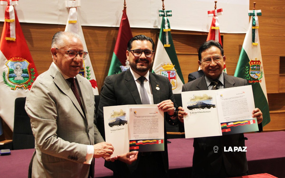 worldvisionbo's tweet photo. 🤝 World Vision Bolivia y el #ParlamentoAndino suscribieron un convenio para fortalecer el liderazgo juvenil, promover proyectos impulsados por jóvenes y contribuir al desarrollo integral de las nuevas generaciones.
#JuventudTransformadora #GeneraciónResiliente https://t.co/x3s94jk95E