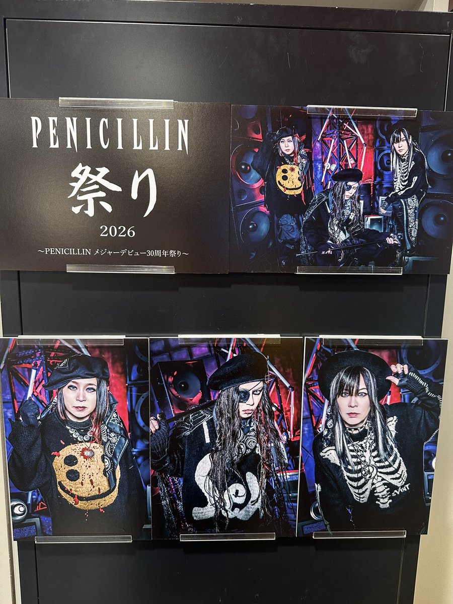 manamiii666's tweet photo. 渋谷タワレコでPENICILLINポップアップストアやってるから行ってきた😊
大っきいPENICILLIN！！
遠くからでもすぐ発見✨️
パネルもあって嬉しかった♡
懐かしの短冊CDロマンス🌹
かっこよくて永遠にいられる空間でした✨️
 #PENICILLIN
 #PENICILLINポップアップストア
 #ロマンス  #タワレコ渋谷 https://t.co/AYln2Z5XaS